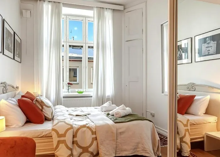 Quiet Courtyard In Design District 200m Tram & Bus